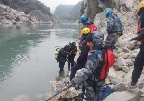 त्रिशुलीमा खसेको गाडीका चालक सकुशल रहेको प्रारम्भिक जानकारी मिलेको छ