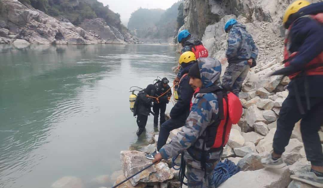 त्रिशुलीमा खसेको गाडीका चालक सकुशल रहेको प्रारम्भिक जानकारी मिलेको छ