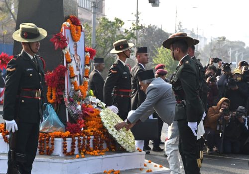 पृथ्वीनारायण शाहको शालिकमा माल्यार्पण गर्न राष्ट्रपति पुगे