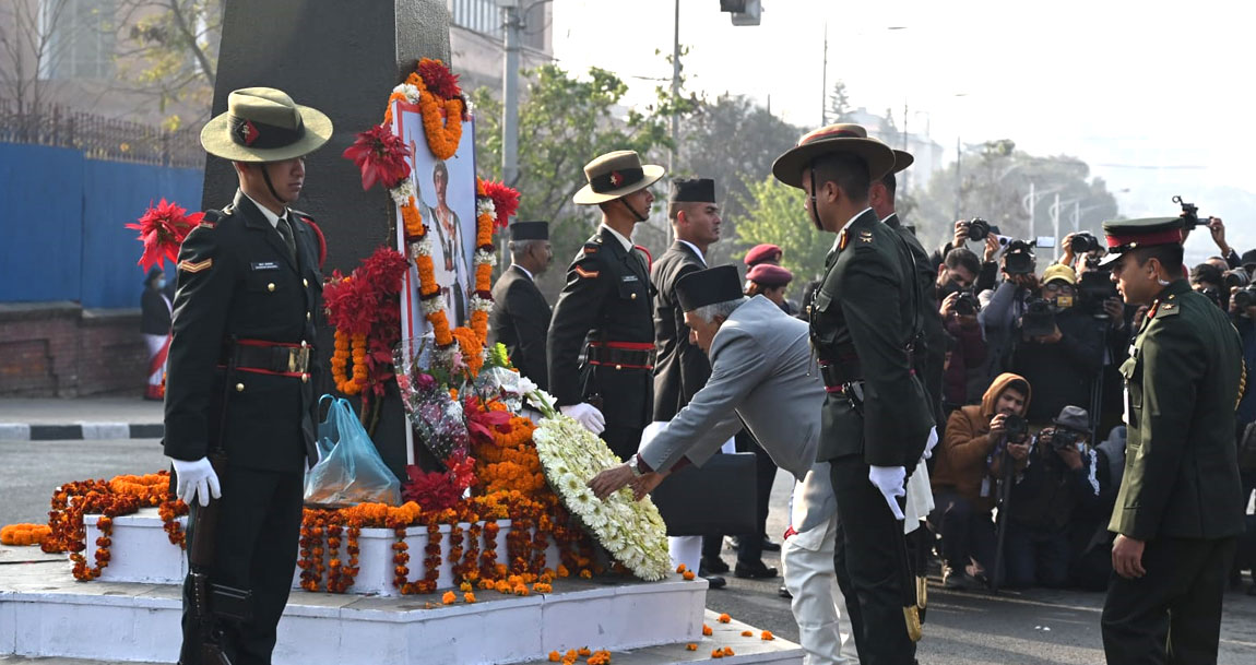 पृथ्वीनारायण शाहको शालिकमा माल्यार्पण गर्न राष्ट्रपति पुगे