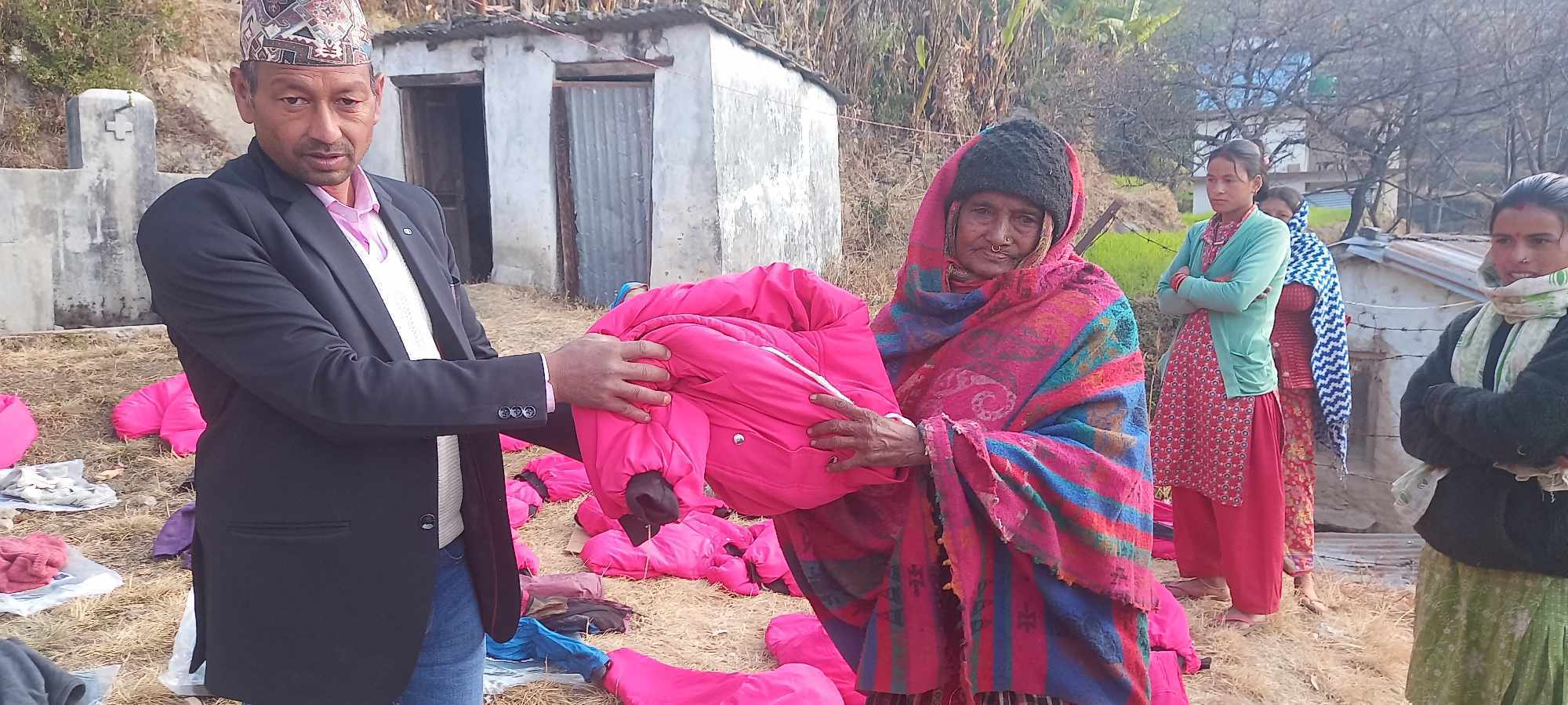 शान्ति सेवा गृहद्वारा खप्तड छेडे्दहका भुकम्प पिडितलाइ राहत बितरण