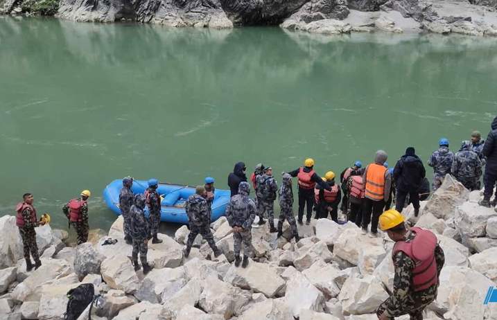 त्रिशूली नदीमा  ट्याक्सी खस्दा ५ जनाको मृत्यु