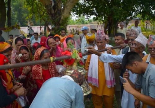 होली कमिटीद्वारा होलीबाट संकलित रकमले चढायो मन्दिरलाई ५१ किलोको घन्टी l