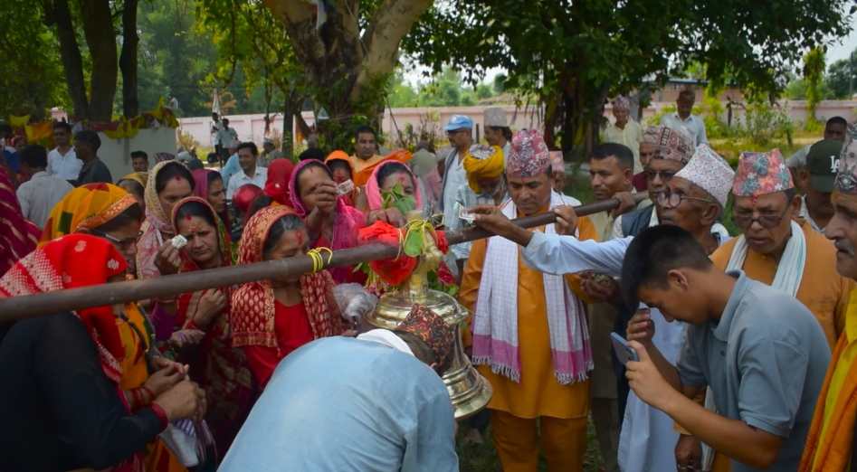 होली कमिटीद्वारा होलीबाट संकलित रकमले चढायो मन्दिरलाई ५१ किलोको घन्टी l