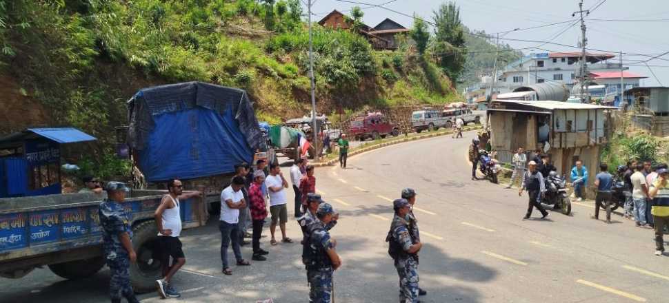 वन फडानीको विरोधमा यातायात बन्द, जनजीवन प्रभावित